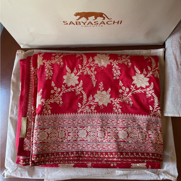 NEW Sabyasachi Elegant Red and Gold Embroidered Saree - Picture 2 of 7